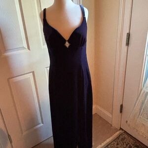 Elegant Navy Blue Velour Evening Gown with Jewel Accent